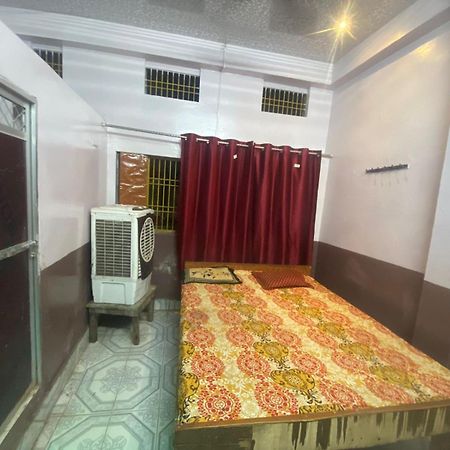Hotel Yatri Niwas Varanasi Esterno foto