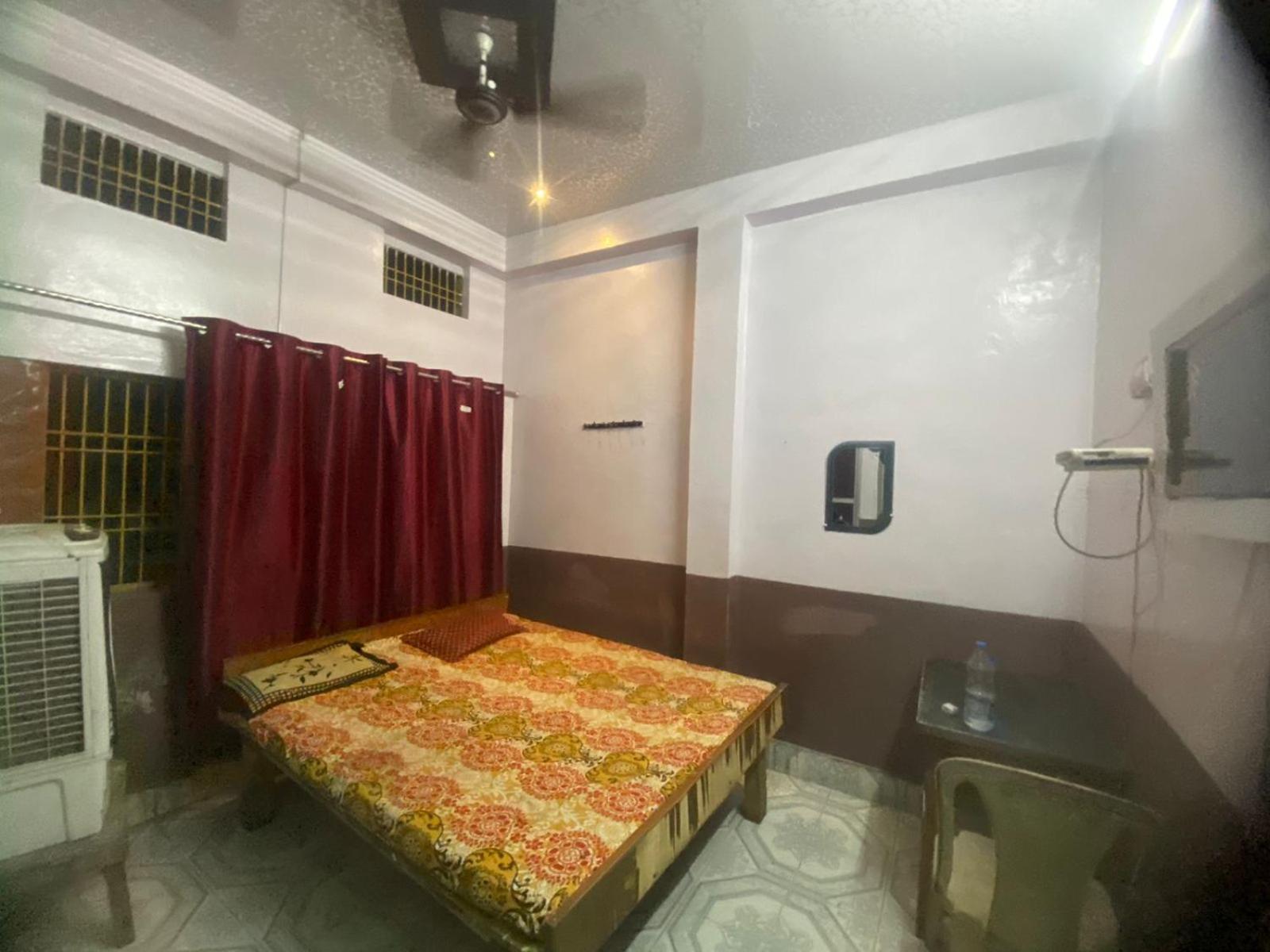 Hotel Yatri Niwas Varanasi Esterno foto