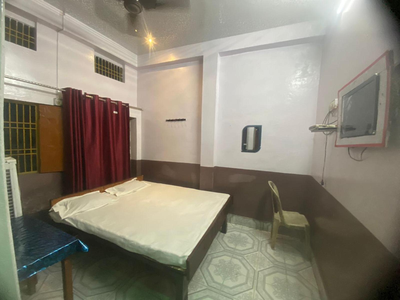 Hotel Yatri Niwas Varanasi Esterno foto